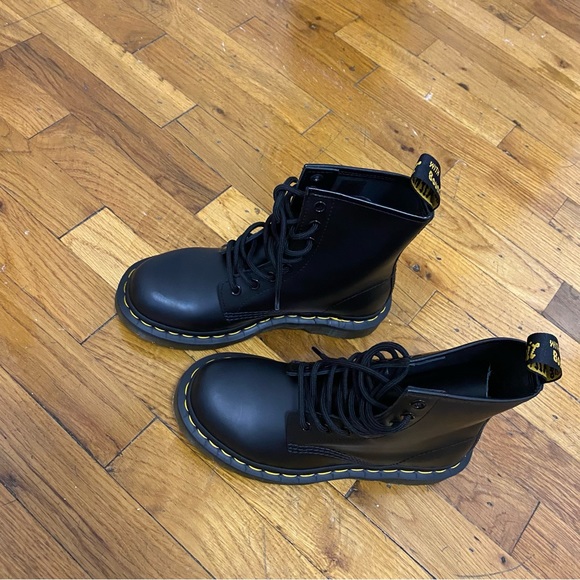 1460 WOMEN'S SMOOTH LEATHER LACE UP BOOTS - Picture 2 of 5